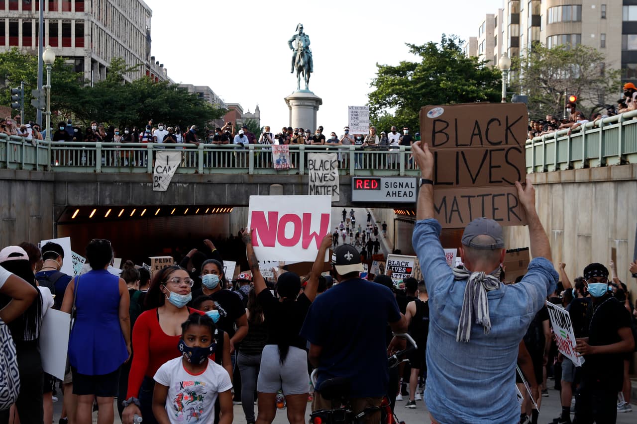 Muchos grupos se dirigieron hacia la 
<a href="https://www.univision.com/temas/casa-blanca">Casa Blanca,</a> que se ha fortalecido con nuevas cercas y medidas de seguridad adicionales. El camino hacia el recinto estuvo lleno de cantos y gritos de consigna.
