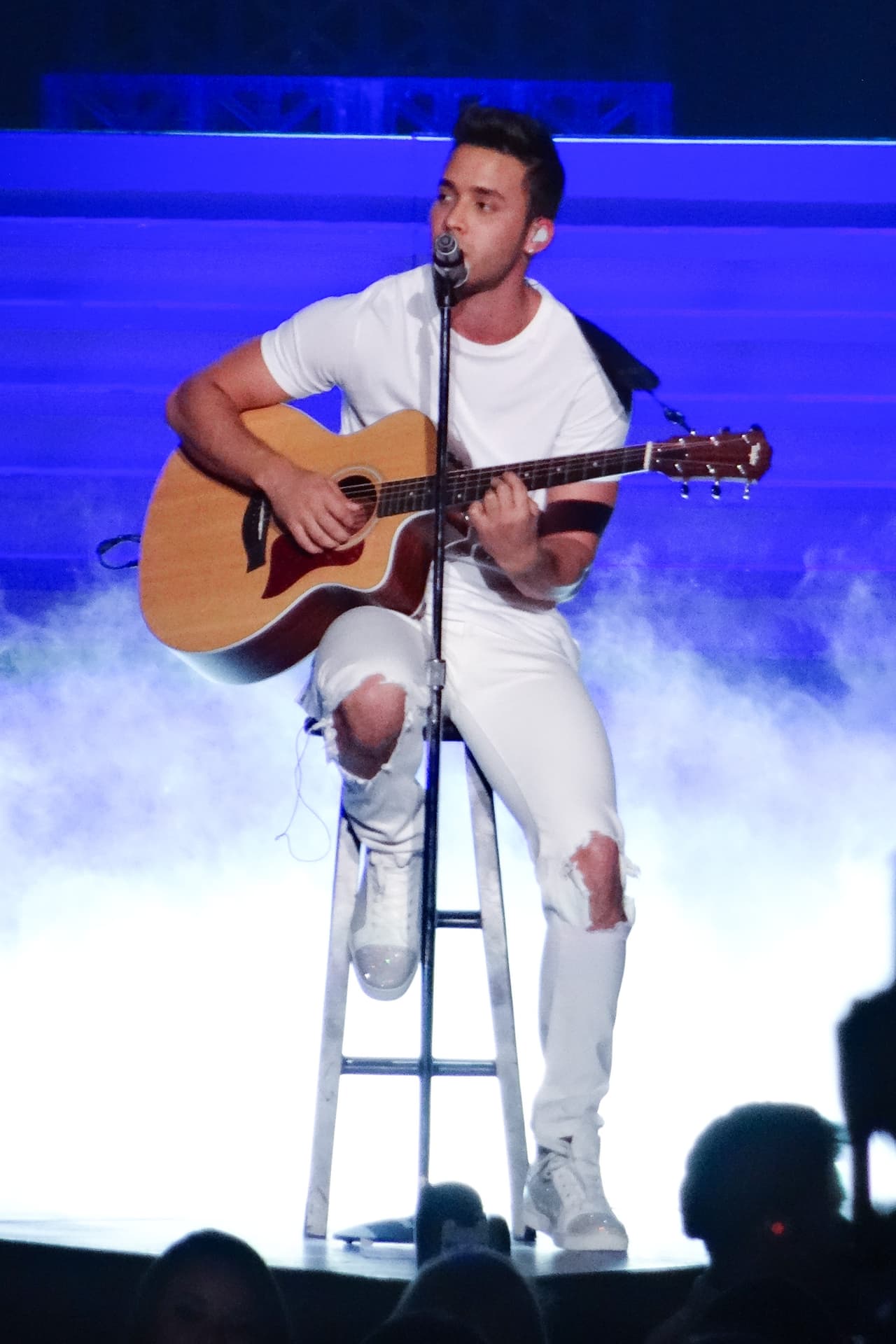 Hasta se animó a tocar la guitarra en su concierto.