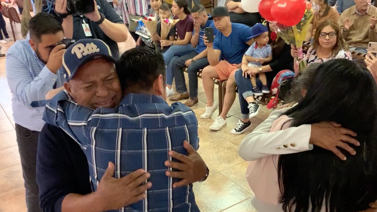 A través del programa ‘Corazón de Plata’, ayudan a tramitar pasaportes y visas de Estados Unidos a aquellos padres de familia que son adultos mayores.