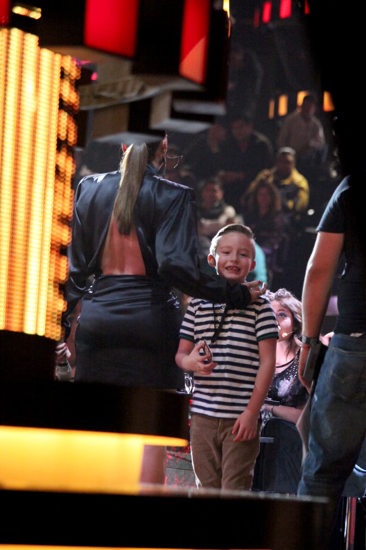 Al segundo episodio, por ejemplo, llegó con este vestido, que presumía un impresionante escote en la espalda.