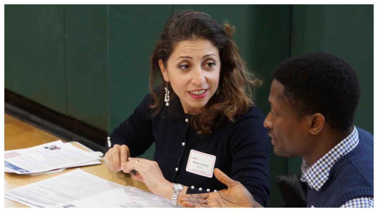 <b>Falsos abogados</b>
<br>Antes de confiar tus papeles a un ‘especialista’, es mejor que verifiques que no se trata de un
<b>tramitador ni de un notario.</b> En los EE. UU., los notarios y los notarios públicos no son abogados. No pueden ayudarte con la inmigración. Dirán que pueden ayudarte y le pedirán que les pagues. Pero no pueden ayudarte.