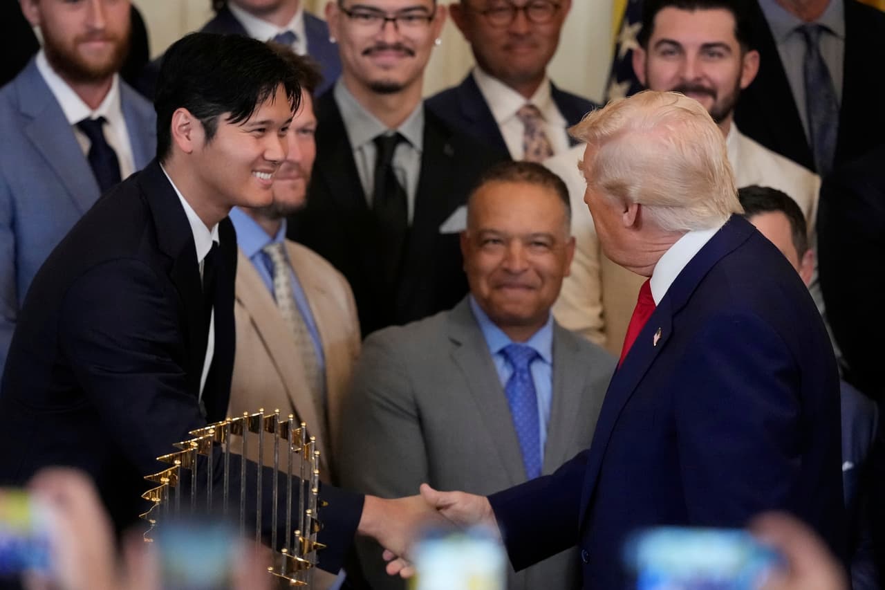 <b>Shohei Ohtani</b>, estrella de los Dodgers, fue elogiado por Trump por su aspecto de “estrella de cine” y por liderar al equipo tras una histórica temporada con 50 jonrones y 50 bases robadas.