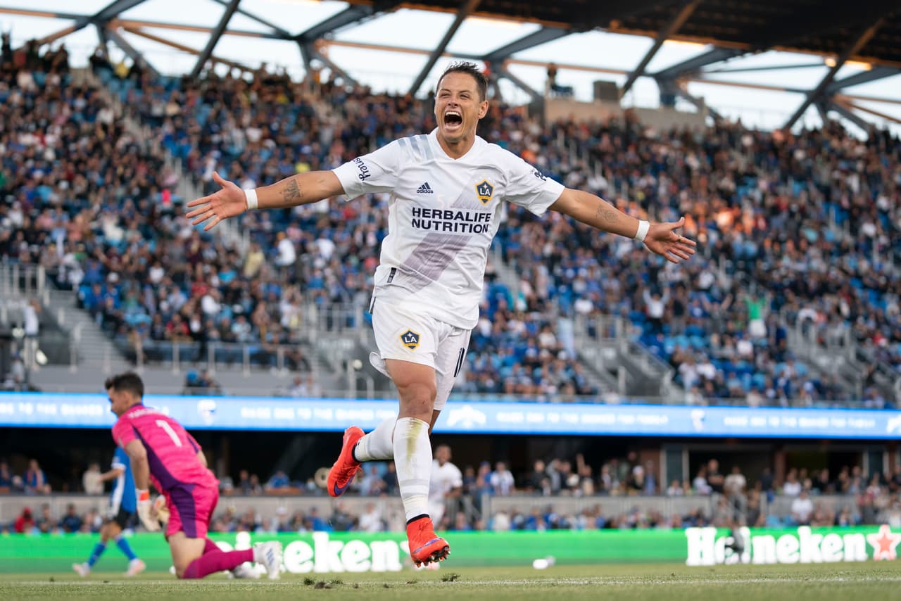 Delantero - JAVIER 'CHICHARITO' HERNÁNDEZ
<br>