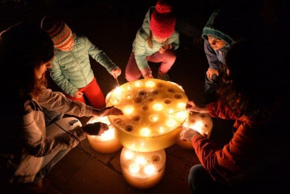 Esta gente en Bucarest se alista para hacer frente a la oscuridad con velas.