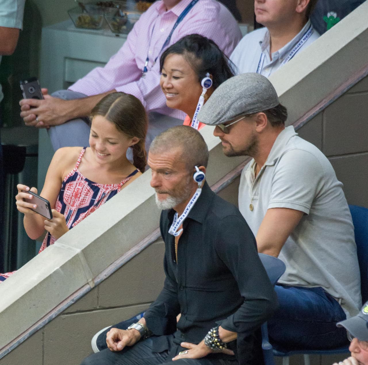 Estuvieron platicando, sin prestar atención al encuentro deportivo.
