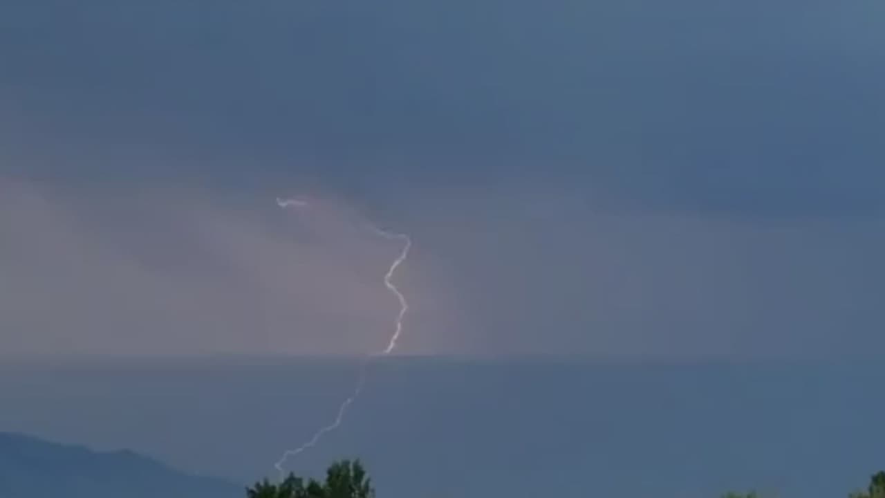 ¿Cómo te puedes proteger de los rayos durante una tormenta eléctrica? Te explicamos