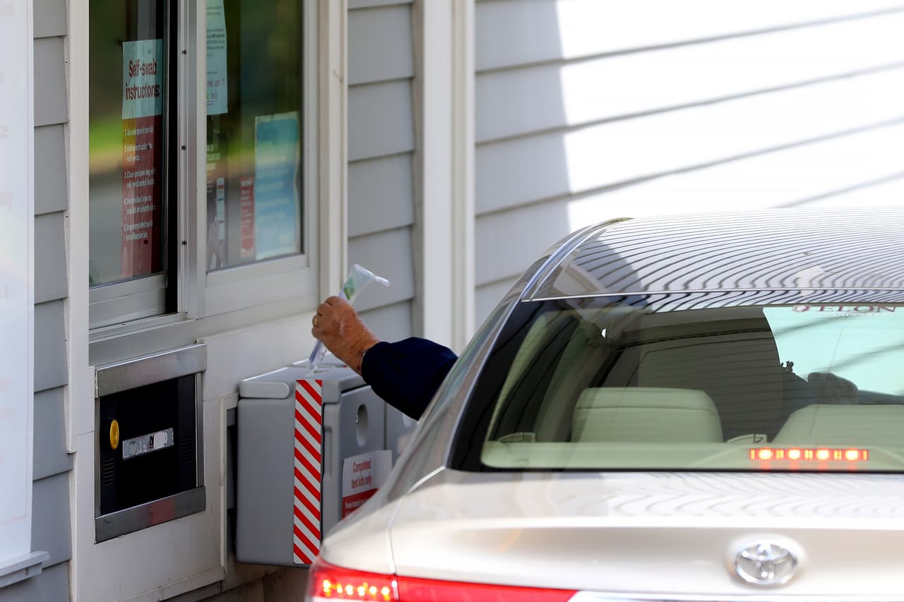 5) Elija el
<a href="https://cvshealth.com/covid-19/testing-locations" target="_blank">centro de pruebas más cercano a su residencia</a> y la hora de su preferencia.