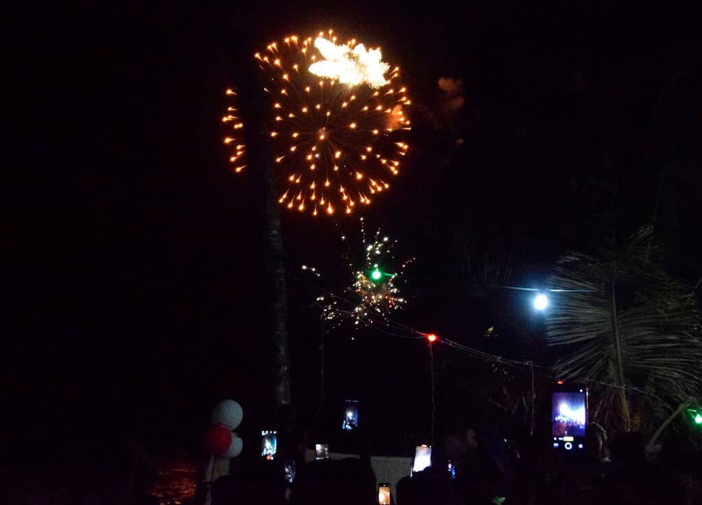 Fuegos artificiales explotan sobre el puerto de Mama Ngina Drive Mombasa durante las celebraciones de Año Nuevo en Mombasa, Kenia, el domingo 1 de enero de 2023.
