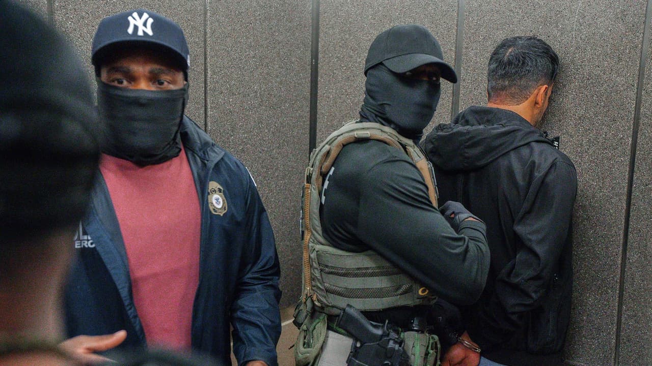 <h3 class="cms-H3-H3">Por qué este tema importa</h3> Saber quién está detenido y bajo qué condiciones
<b>no es solo una cuestión estadística. </b>
<br>Es una pregunta
<b>sobre transparencia y rendición de cuentas.</b>
<br>Sin datos públicos sobre sexo, edad o vulnerabilidad,
<b> es imposible evaluar si las políticas de ICE afectan de manera desigual a mujeres, personas trans o familias con niños</b>, indican organizaciones.
<br>Y mientras el número total de detenidos crece, las historias individuales, especialmente de mujeres embarazadas, enfermas o separadas de sus hijos,
<b>siguen perdiéndose entre las cifras. </b>
<br>
<i>Noticias 23 DFW</i> consultó a ICE sobre sus cifras por género, hasta el momento de la edición de esta nota no había una respuesta.