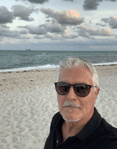 En su cuenta de Instagram, donde suma más de 100 mil seguidores, Saúl se mantiene muy activo y comparte fotografías de sus mejores momentos, por ejemplo, el 19 de octubre de 2021 publicó una fotografía frente al mar.