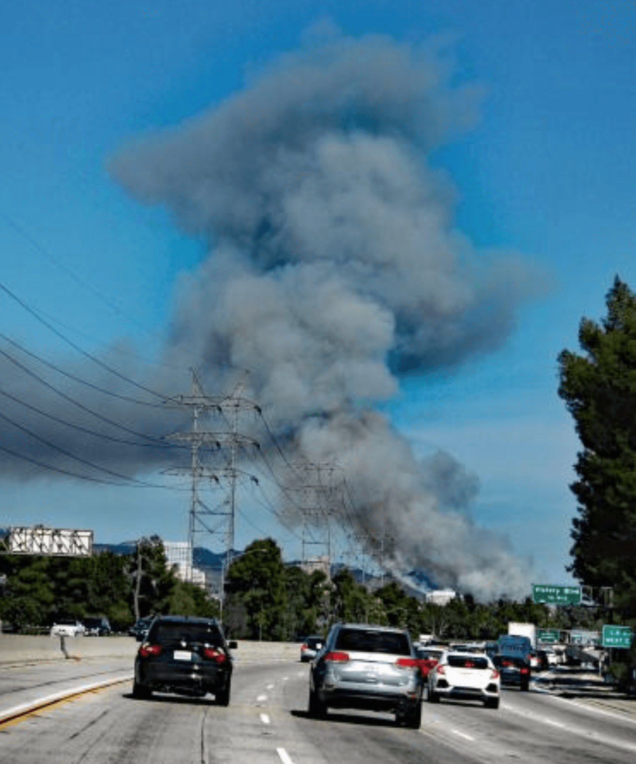 La nube de humo era visible por conductores de la autopista 134 en el Valle de San Fernando.