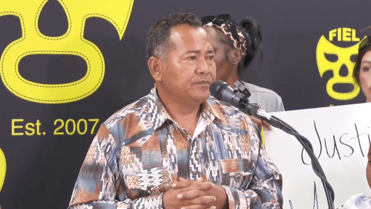 El esposo de Margarita también estuvo presente en la conferencia de prensa.
<br>
<br>“Siempre le he inculcado a mis hijos, a mi familia, que lo importante es trabajar. Venimos a este país a echarle ganas”, dijo José. Su versión apunta a que 
<b>la inmigrante fue empujada por la trabajadora del correo postal y comenzó a contar su versión de los hechos cuando fue el altercado del 12 de marzo. "Yo miro la situación de mis hijas, ellas pues lloran, mis nietos lloran".</b>