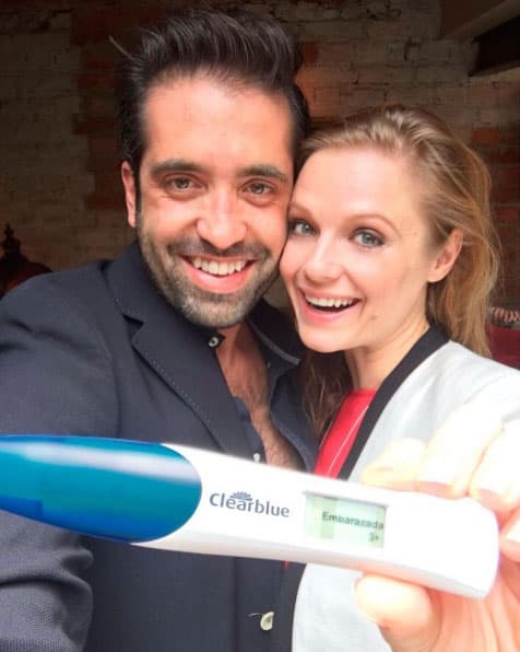 El pasado 21 de junio 
<b><a href="http://www.univision.com/temas/ana-layevska">Ana Layevska</a></b> compartió con sus fans a través de las redes sociales que debutaría como mamá: "¡Felices de compartirles la hermosa noticia que ahora seremos 3 en la familia! ¡No podríamos estar más emocionados! Te esperamos con todo el amor ❤️ #vamosaserpapas #Clearblue #ConfirmadoConClearblue".