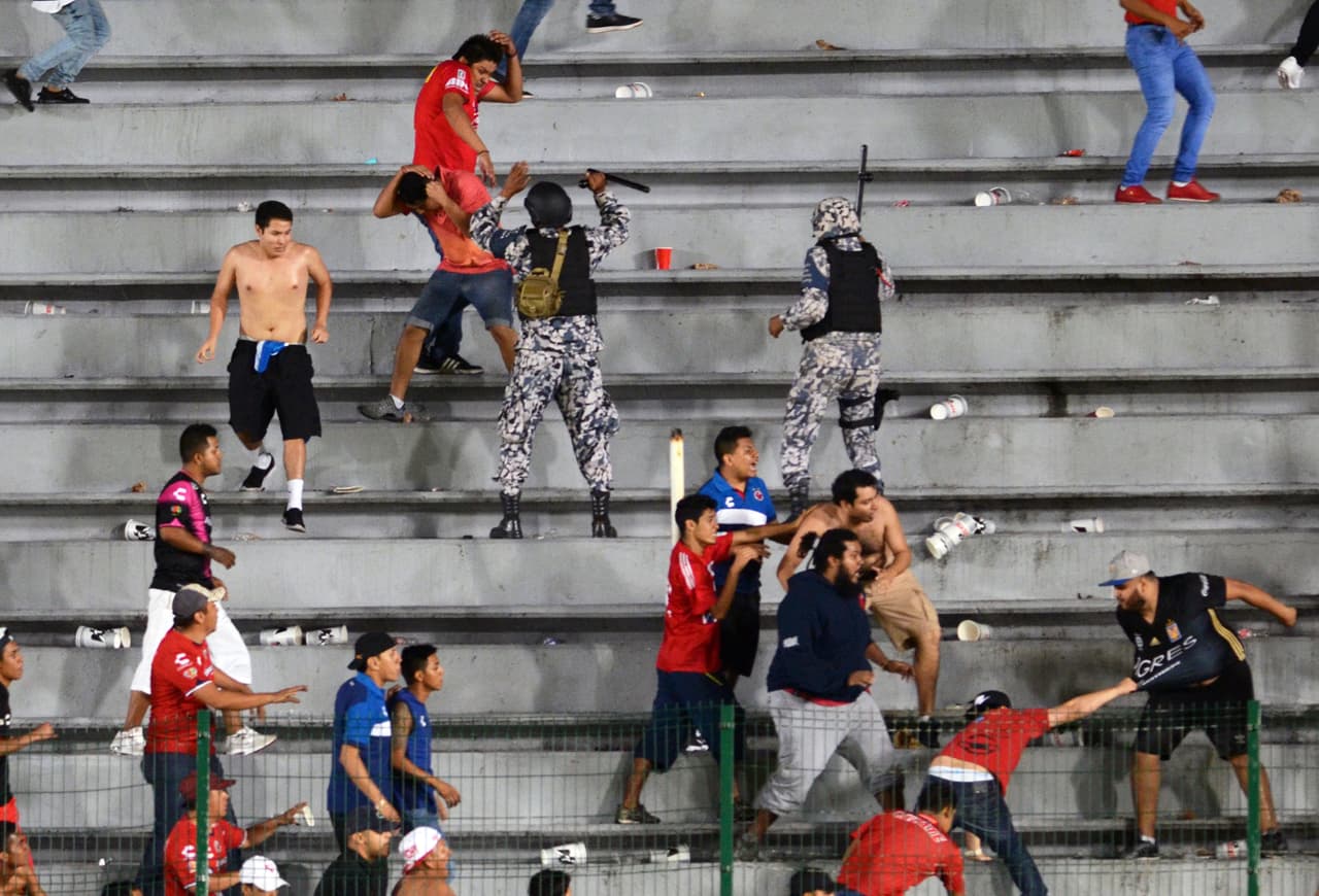 Al final jugadores y aficionados de Tigres resultaron heridos por aficionados veracruzanos, los elementos regiomontanos acabaron furiosos por los procedimientos de las autoridades y esperando justicia con la FEMEXFUT.