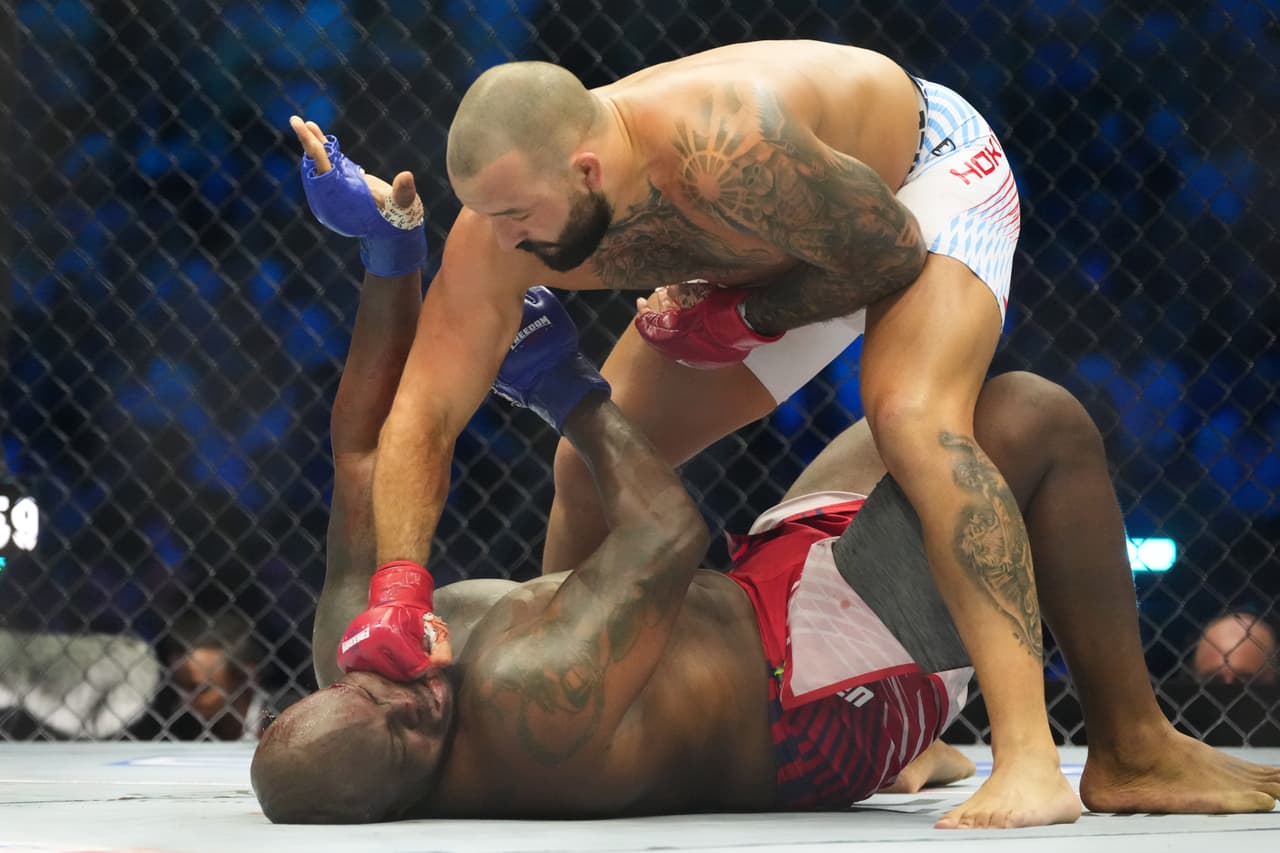 Josh Hokit conecta un puñetazo durante su pelea contra Derrick Lewis.