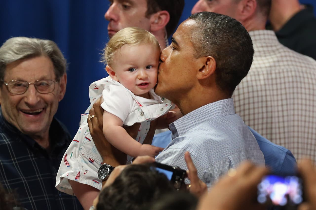 Obama con el hijo de ocho meses de uno de sus seguidores durante su campaña por la reelección en Polonia, Ohio, en julio de 2012.