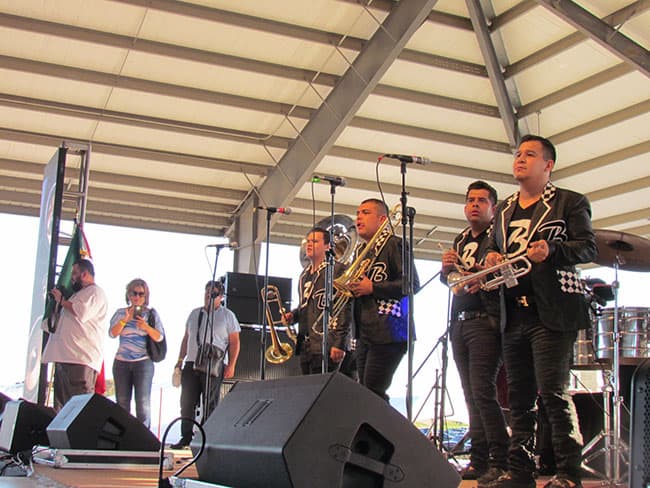 Y que se escuche la banda de El Bebeto...