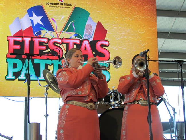 El evento empezó poco después del mediodía, dando incio el Mariachi Las Alteñas.