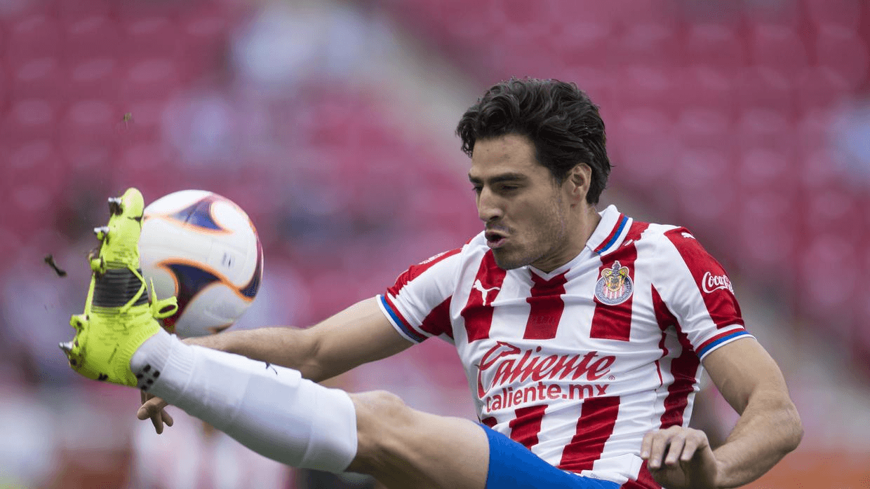 'Pollo' Briseño se pierde días de pretemporada por ir a Europa