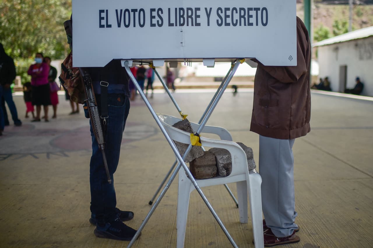 Finalmente, cuando termines de votar, el sistema te dará un código QR 
<b>que deberás escanear para obtener el certificado de votación para las elecciones en México. </b>