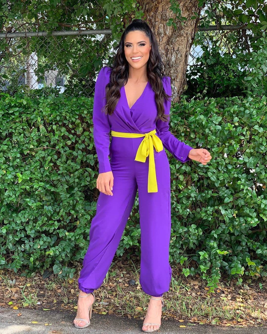 En este día creado para hacer conciencia del acoso escolar a los jóvenes LGBTI te presentamos algunas opciones para vestir con esta tonalidad que representa paz e igualdad.