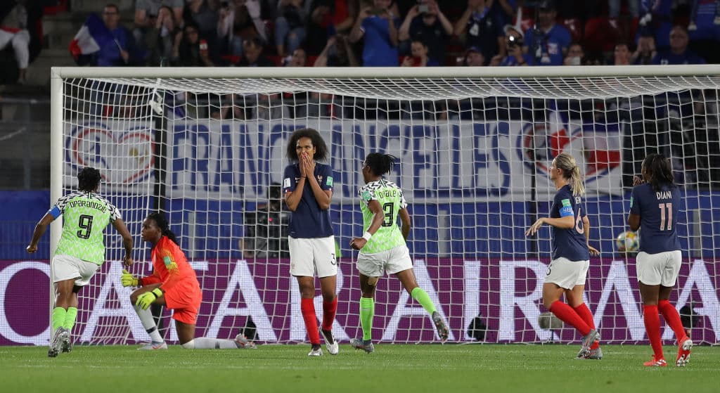 Sin embargo Wendie Renard no acertó a la hora de patear el penalti. Lo tiró muy abierto, hacia su izquierda e incluso pegó en el poste antes de salir la pelota.