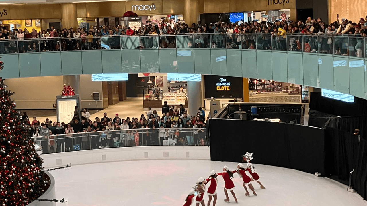 Un espectáculo de patinaje de hielo inauguró la ceremonia, con participación de algunos patinadores de nivel olímpico.