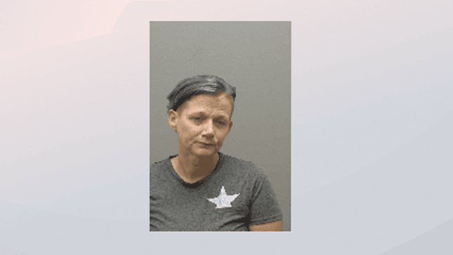 Michelle Lynn Smelser, acusada de felonía por posesión de heroína.