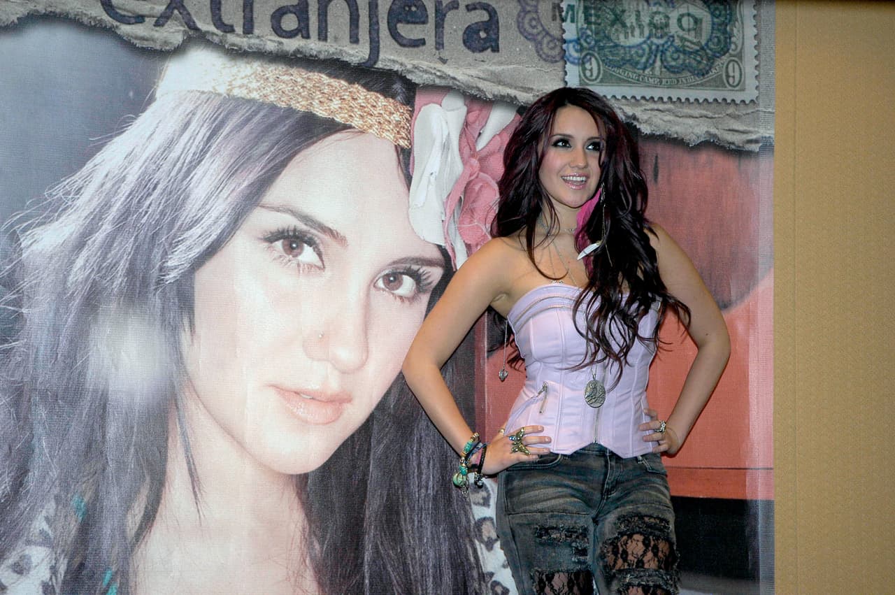 Hasta el momento tiene tres discos como solista: Sin frontera, Extranjera y DM del que se desprende su primer sencillo titulado 
<i>Volvamos</i>.