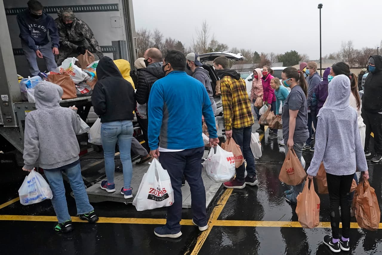 El reparto de la comida es uno de los grandes retos que han debido enfrentar
<b>las organizaciones que distribuyen comida gratuita</b>. “Esto es importante porque la mayoría de las personas no tienen quién los lleve y los traiga”, manifestó Sinthia Rehmet, oriunda de Pakistán y voluntaria en un banco de alimentos de Phoenix. Ella, de acuerdo con la agencia AP, fue una de las personas que recogió leche, mantequilla de maní, hamburguesas y comidas ya preparadas que solo hay que calentar.