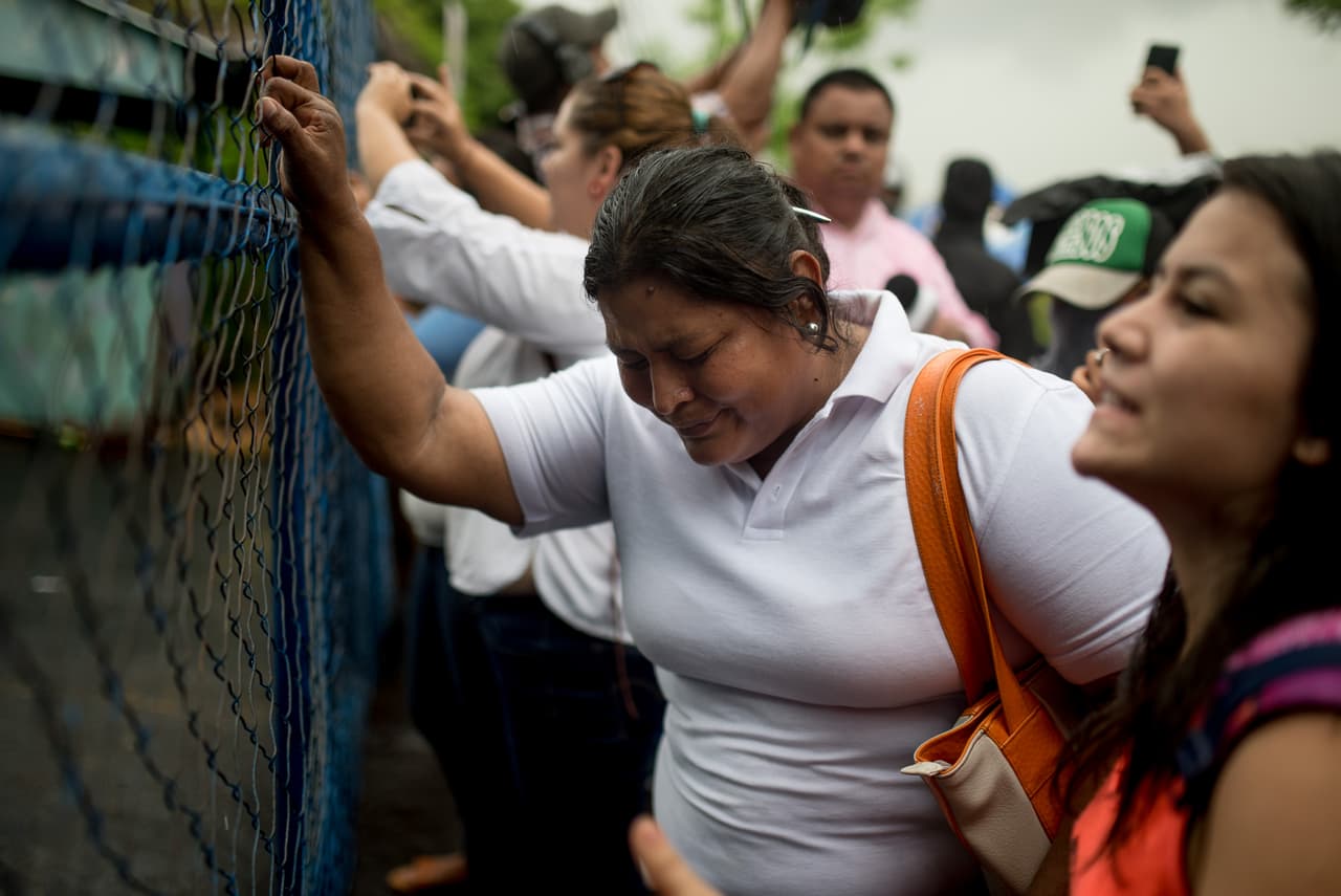 <b>Regina Isabel Martínez cumplió años el 24 de mayo. </b>Ese día su hijo Andrew Úbeda Martínez salió a comprarle un pastel. Pero no regresó. Desapareció sin dejar rastros. Ella cree que los paramilitares lo secuestraron por participar en las protestas contra el gobierno. Este 29 de mayo lloró hasta desmayarse en el portón de la Dirección de Auxilio Judicial. Allí decenas de madres demandaban información sobre sus hijos desaparecidos en las protestas. “¿Dónde están?”. “Los queremos de vuelta aunque estén golpeados”. Desde esta loma, conocida también como El Chipote y donde los organismos de derechos humanos aseguran que se practica tortura, se aferraban a la malla del portón con la esperanza agitada por la zozobra de volver abrazar a sus chavalos. 
<br> 
<br>