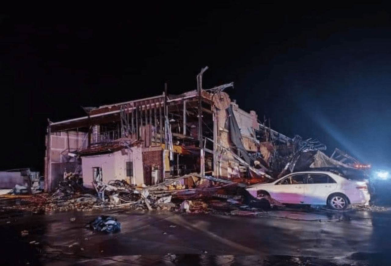 En esta zona fueron enviados cuatro médicos y rescatistas de los Bomberos de Denton al reportarse que había varias personas atrapadas. El principal daño, según autoridades, fue en Lone Oak Road.