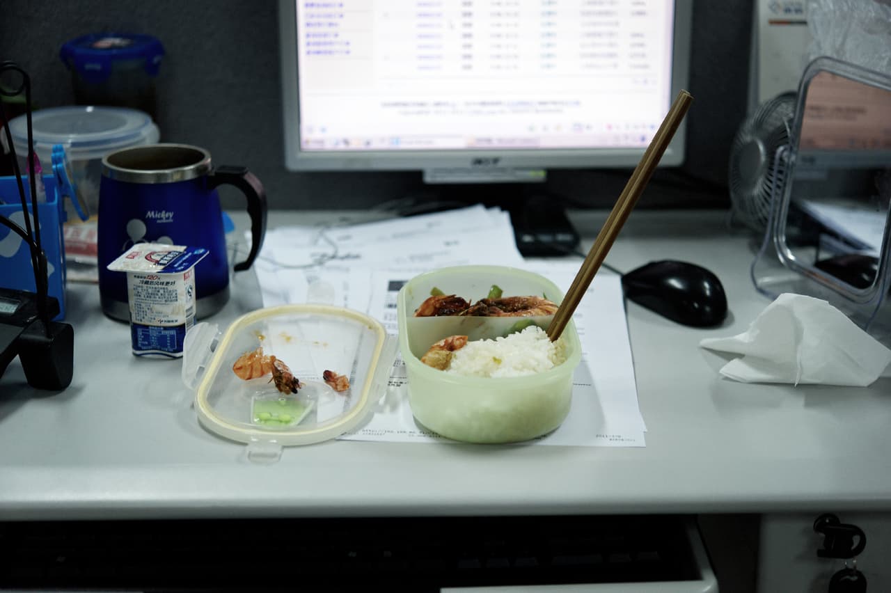 <b>Conviene organizar las comidas, evitar los picoteos y comer menos en la noche</b>. En total deben ser cinco comidas diarias: un desayuno en casa, dos meriendas a media mañana y media tarde (fruta, frutos secos, tortitas de cereal, yogur), la comida a mediodía y la cena (con verduras y proteínas).