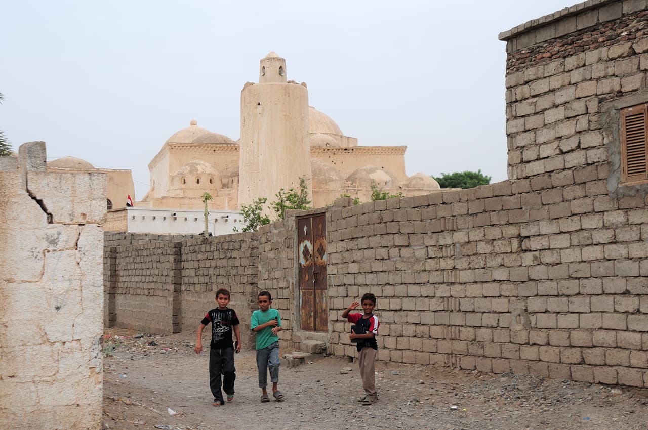 <b>Yemen</b>
<br>
<br>
<b>Ciudad histórica de Zabid.</b>
<br>
<br>Este patrimonio está amenazado por el grave deterioro de las construcciones y por el desvanecimiento del papel económico tradicional de la ciudad. En general "carece de estrategias de conservación y rehabilitación”, argumenta la UNESCO. 
<br>
<br>
<b>Otros patrimonios en peligro en este país:</b>
<br>
<br>
<b>Ciudad vieja de Sana'a.</b>
<br>
<br>
<b>Antigua ciudad amurallada de Shibam.</b>
<br>