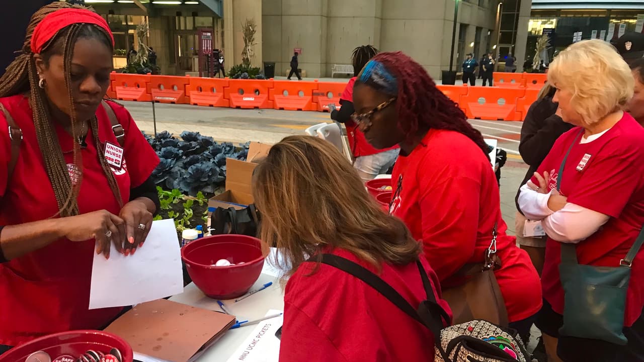 Enfermeras y enfermeros inician huelga para pedir mejores condiciones laborales en el Hospital de la Universida de Chicago.