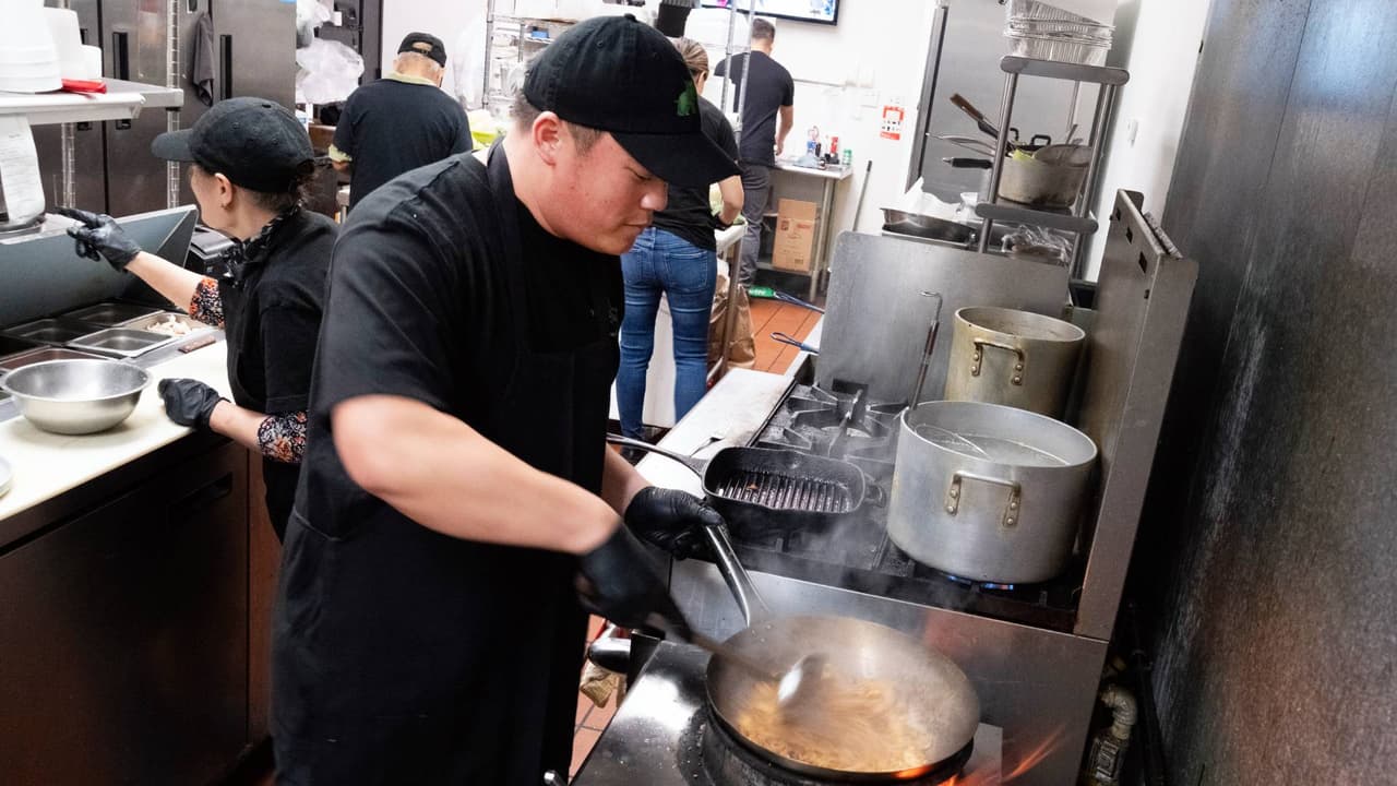 Restauranteros afirman que nueva ley firmada por el gobernador Newsom les obliga a subir sus precios