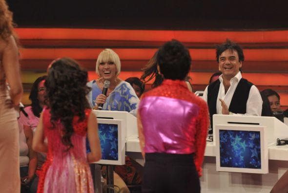 Durante su visita al programa, Yuri actuó, cantó y fue jueza invitada de Pequeños Gigantes.