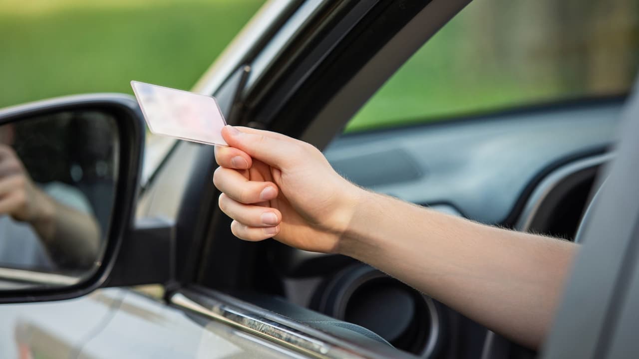 Para muchos ciudadanos en Texas, el proceso de solicitar o renovar una licencia de conducir se ha convertido en todo un desafío. Dentro de las recomendaciones está programar una cita por medio de la página web del DPS y tener en cuenta los documentos que pueden llegar a solicitar durante el trámite. Esto debes saber.