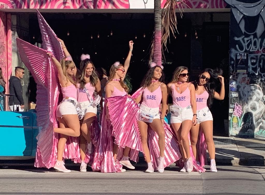 El Fan Fest 2020 del Super Bowl LIV se lleva acabo en Wynwood Market; los aficionados disfrutan de diversas actividades, jueguitos y mucha convivencia familiar.