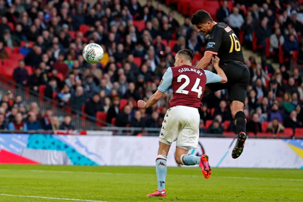 Rodri se levanta por todo lo alta y remata el centro con fuerza sobre la marca de Frederic Guilbert, que se ve superado y no puede evitar el remate.