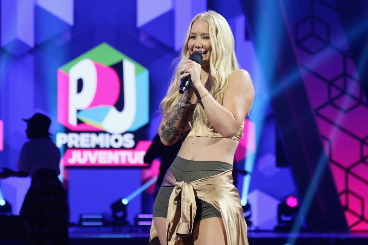 Una hora antes, la rapera australiana estuvo en el escenario de Premios Juventud para preparar su participación.