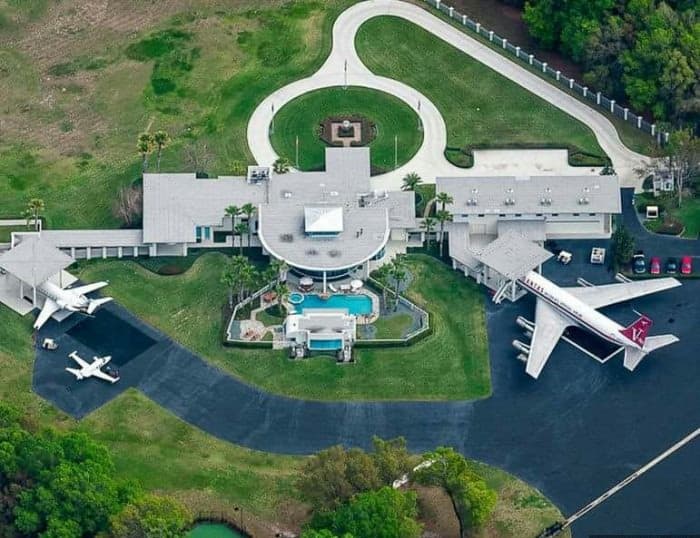 Travolta vive en una pequeña comunidad con su propio aeropuerto privado, gracias al cual puede aterrizar su propio Boeing 707, con espacio para dos pequeñas aeronaves más, además de muchos autos.