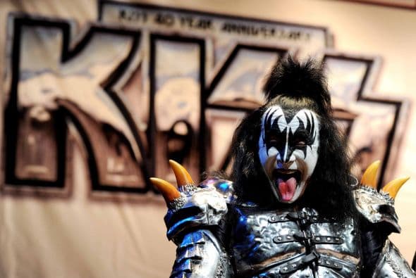 A dos meses de celebrar su entrada en el Hall de la Fama, la banda de rock de todos los tiempos se prepara para la mega gira en Estados Unidos. La extravagante banda anunció en Houses of Blue en Los Ángeles su próxima agenda de conciertos "2014 Heroes Tour' en el país, junto a Def Leppard otra de las súper bandas del género Hard Rock y Heavy Metal.