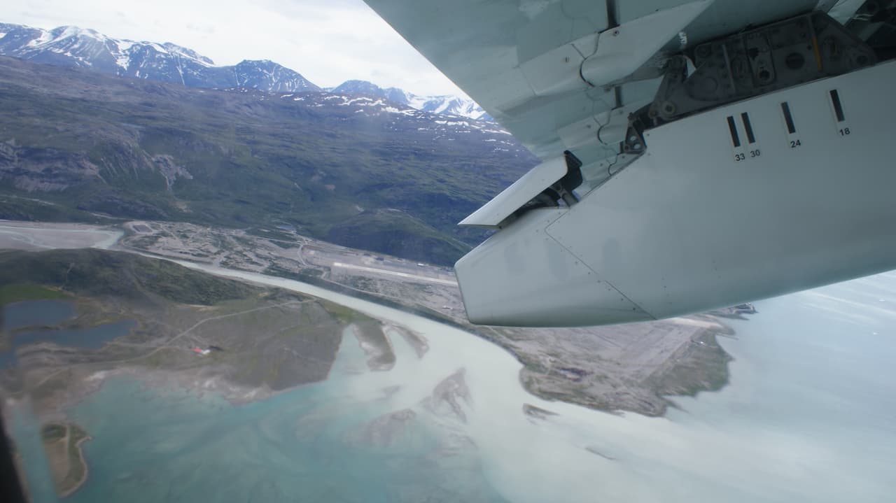 <b>Narsarsuaq, Groenlandia</b>
<br>
<br>Está ubicada en una zona de fiordos, golfos estrechos y profundos entre las montañas. La pista tiene solo 5,900 pies de largo (unos 1,800 metros) y siempre está cubierta de hielo resbaladizo. Los pilotos deben lidiar con la poca visibilidad y los vientos violentos que provocan fuertes turbulencias. 
<br>
<br>Hay un volcán activo muy cerca y sus frecuentes erupciones envían cenizas a las nubes que pueden paralizar los motores de las aeronaves. 
<br>