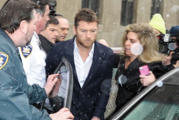 El actor australiano Sam Worthington acudió a una corte de Nueva York después de que fue acusado de golpear en la cara a un fotógrafo (paparazzi). De acuerdo a Worthington el paparazzi intentó tropezar a su novia Lara Bingle de 26 años. 