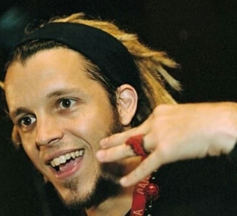 'Blanquito Man' trabajó como diseñador en varias empresas importantes de EEUU, hasta que llegó al sello disquero Moon Record, donde finalmente creó a la banda.