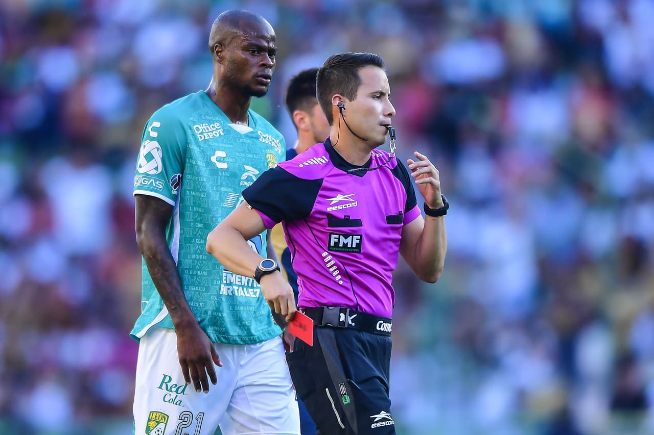 León vivió un primer tiempo de pesadilla al cometer un polémico penal al minuto 3, el cual Juan Ignacio Dinenno se encargó de anotar. La desventaja para La Fiera se hizo mayor con la expulsión de Osvaldo Rodríguez al 20' por una entrada desmedida sobre Meritao.