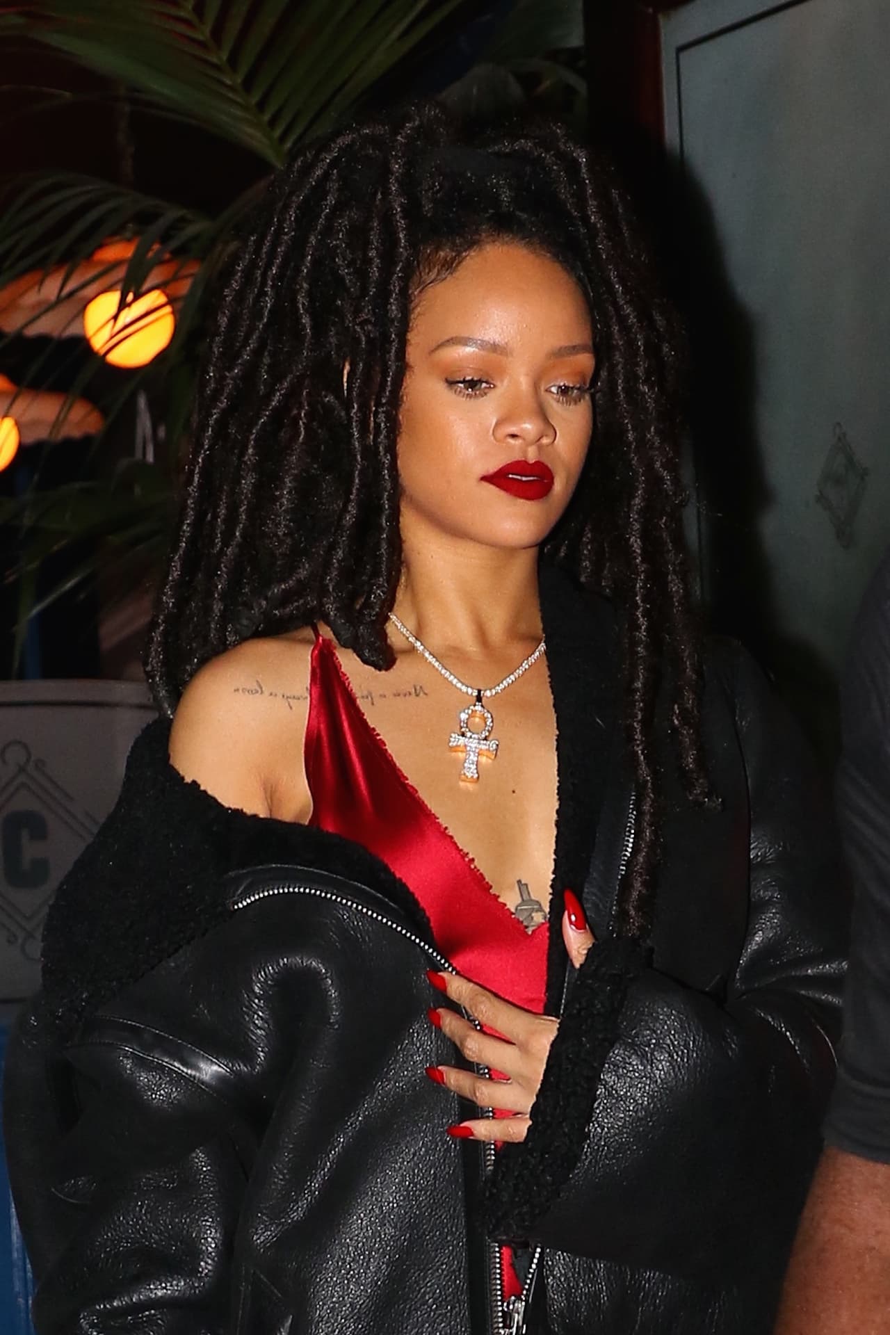 La llevaron a un restaurante del cual salió, ¡hasta las tres de la madrugada!