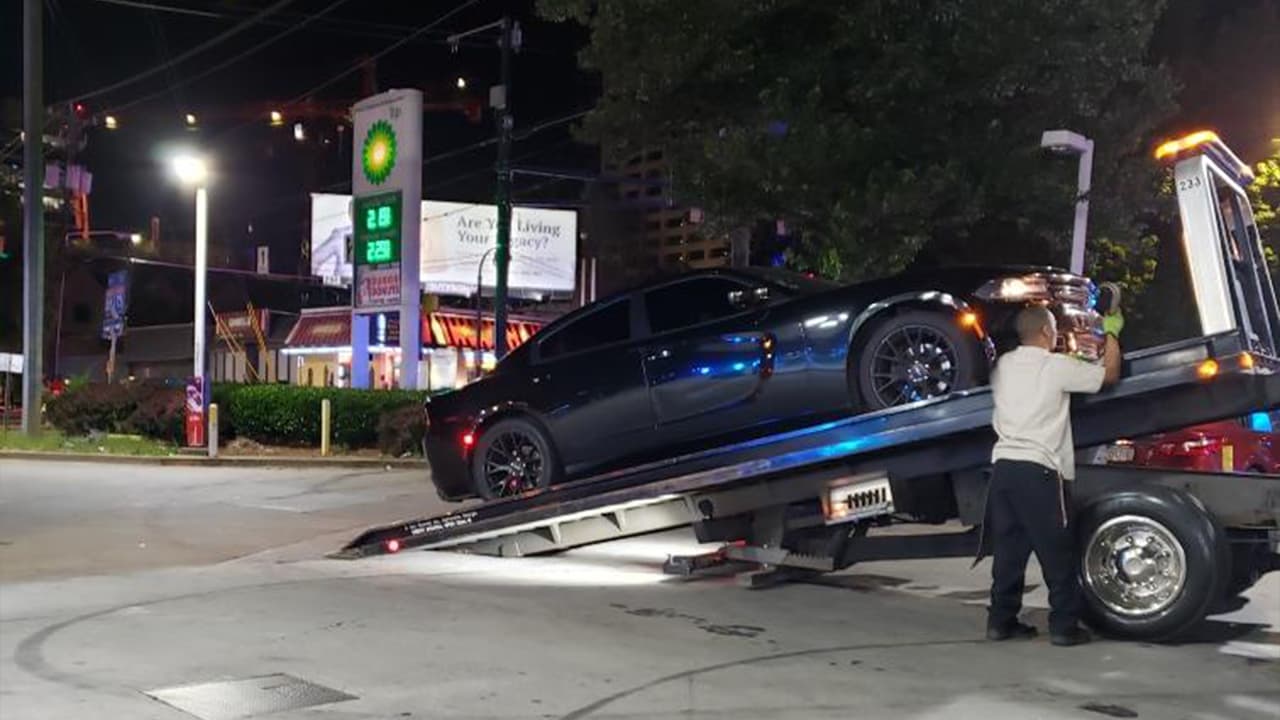 Parte de los 29 vehículos confiscados en Atlanta durante carreras callejeras clandestinas. Las autoridades informaron que 44 personas fueron arrestadas entre ellas tres de origen hispano, en relación a carreras callejeras clandestinas en Atlanta. Las autoridades también emitieron 114 citaciones y recuperaron cuatro armas, incluido un rifle semiautomático.