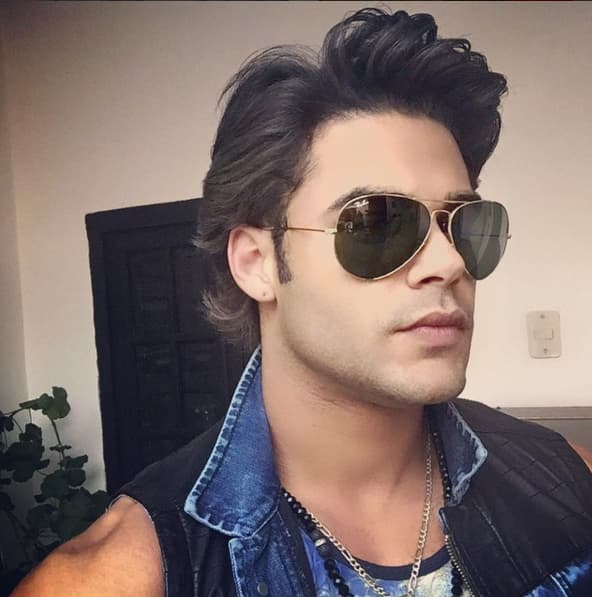 Este guapo muchacho es Erick Sabater, 19 años menor que la actriz.